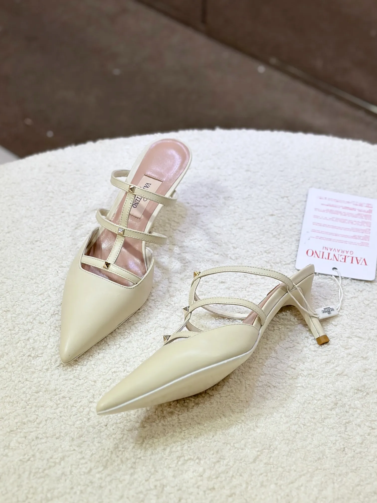 👟👟Ex-factory price 540👟👟 🛒 VALENTINO 2024 latest ROCKSTUD rivet decorated three-strap back hollow sandals🔥🔥🔥 🕳️🕳️🕳️ ●━━━━━━─────────✔Exclusive original 1-1 development, no product without original version (made entirely of genuine leather🉑️Shop around) 〰 ɪɴѓᴏʀᴍᴀᴛɪᴏɴ 〰 Buckle: Pyramid rivet 0.5X0.5 hardware Material: calfskin + pyramid rivets Lining: full-grain sheepskin Outsole: Italian through-dyed cowhide Midsole: Italian original craft material Process: computer stitching, machine shaping Heel height: 6.0cm Color: black, off-white, apricot powder Ready stock code: 35 36 37 38 39 Ready stock Customized code: 34 40 41 No return or exchange